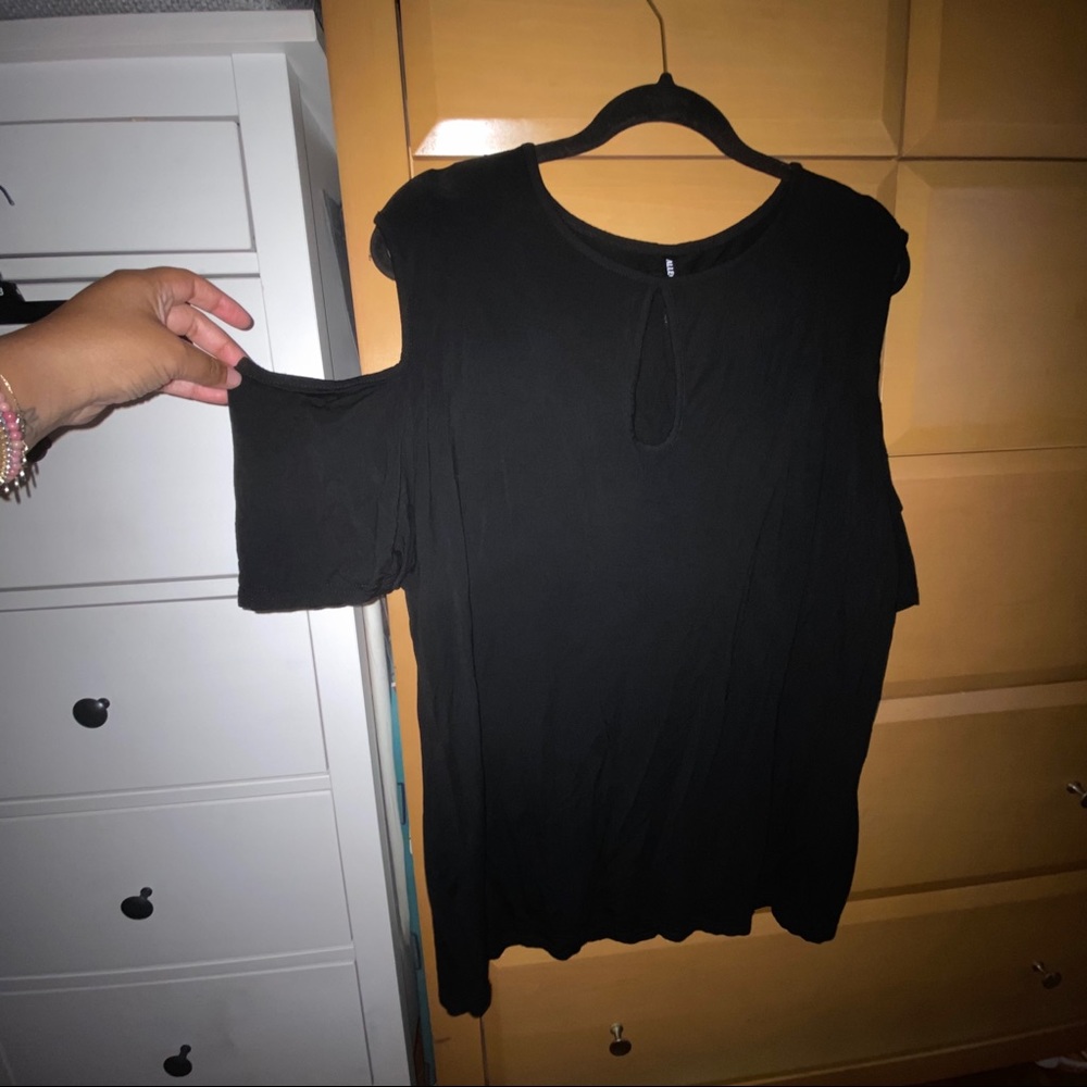 Women’s plus size cold shoulder tee